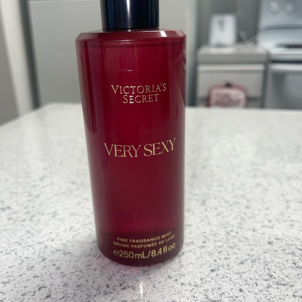 Victoria's Secret Very Sexy Mist in Deep Red